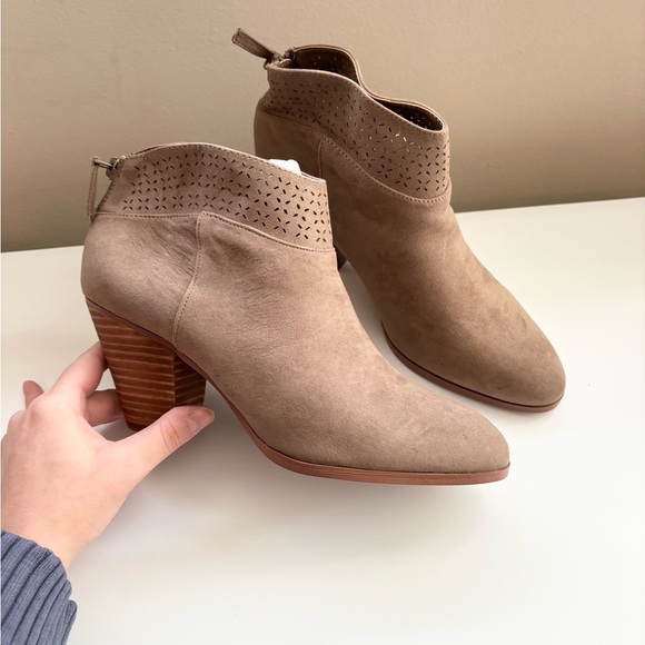 Violet and Red Jackson lazer cut topline bootie size 8.5 new - Picture 1 of 6